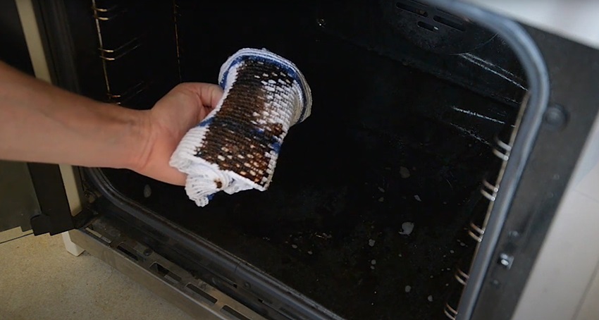 Cleaning Your Oven - Cleaning The Inside Of The Oven Cavity