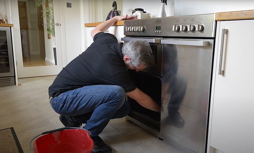 Cleaning Your Oven - Cleaning The Inside With Soapy Water